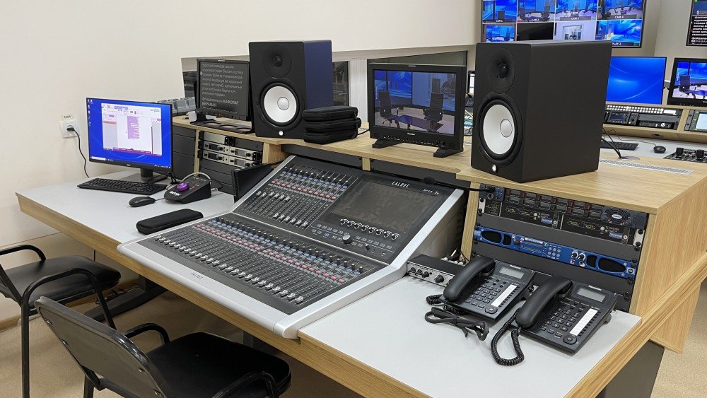 6 CAM studio control room